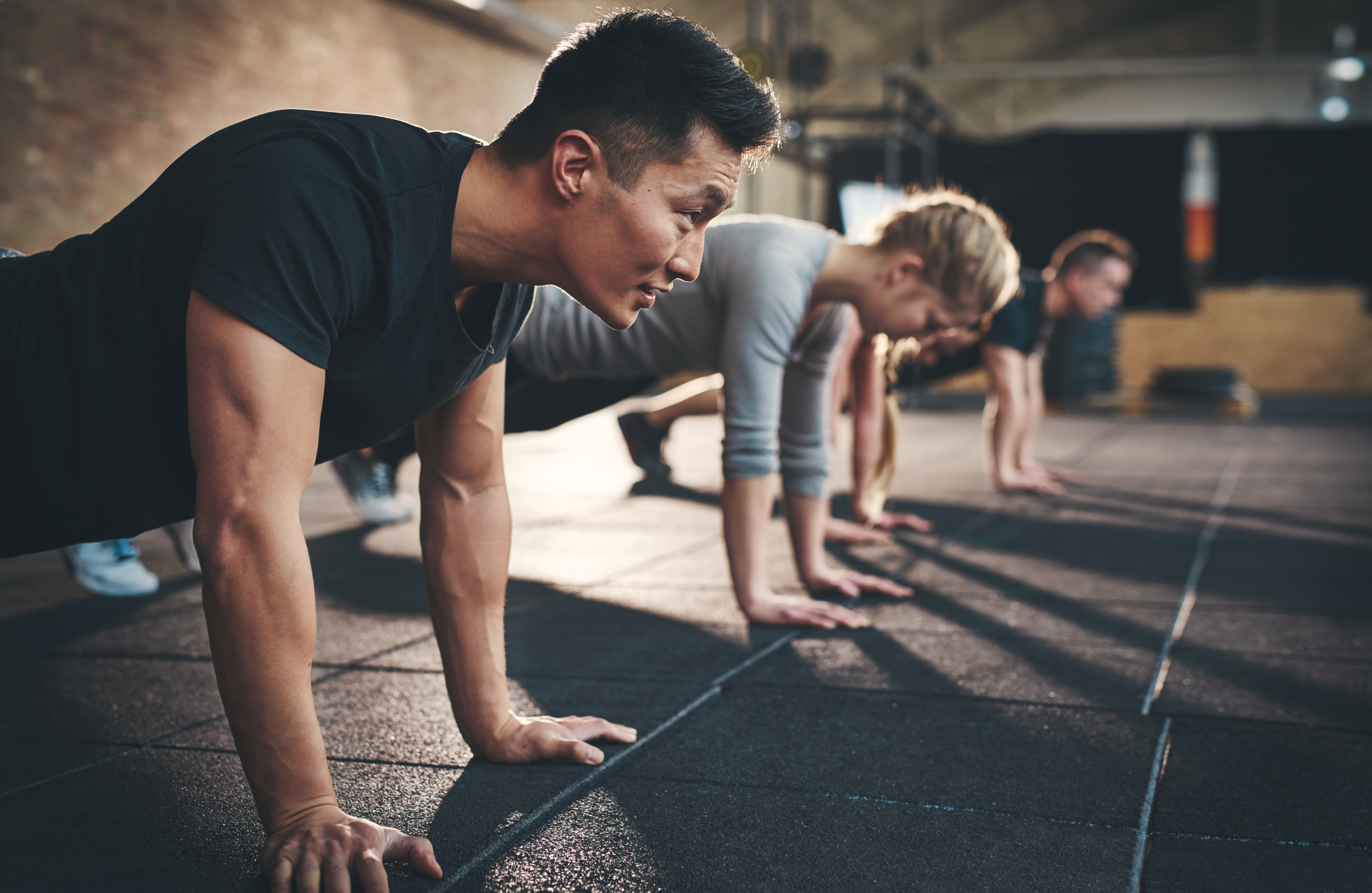 Work out now. Отжимания в тренажерном зале. Отжимания в спортзале. Человек в спортзале отжимается. Парень отжимается в тренажерке.